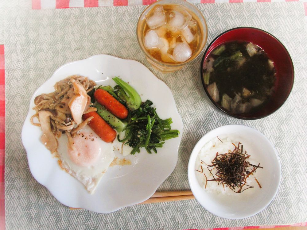 dancesylphide's tweet photo. 夫が用意してくれた
＼朝ごはんみたいなお昼ご飯／
相変わらず盛り付けのセンスはないけれど💦
美味しいんです‥😊
京都雲月の小松こんぶ　は私の大好物です✨

今日は昨日のトレーニングの筋肉痛が背中全体に残って頭まで痛いですが‥体が鍛えられてる‥ってことで‥良し😂

#おうちごはん https://t.co/F12oisjtaG