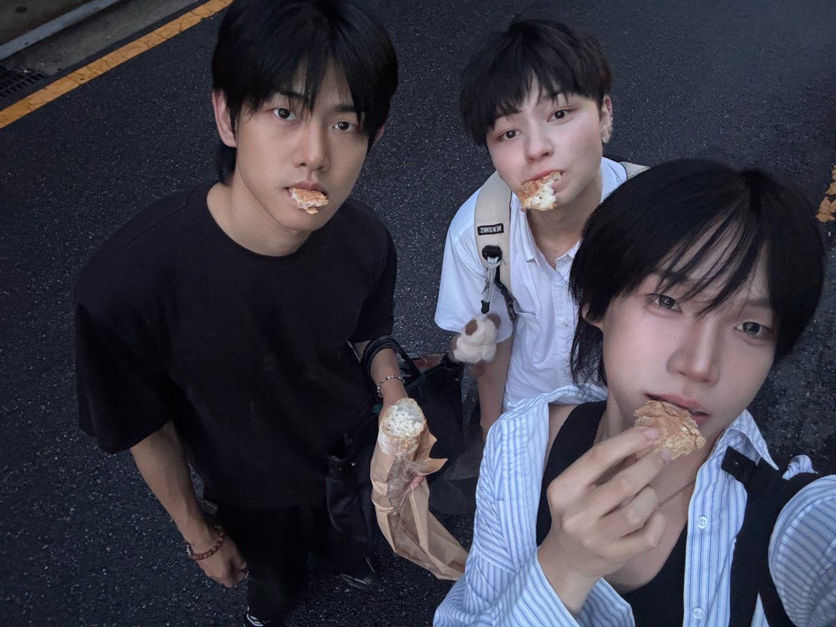 BeYS_offcl's tweet photo. [ #유하 ]
비쮸들은 바게트 좋아해요?  

#BYS #BYOURSIDE  
#유하 #하늘 #카엘  #youha #haneul #kael https://t.co/vINQrBh51D