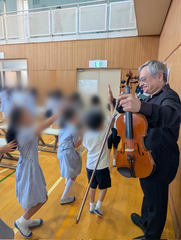 kansaiphil's tweet photo. 本日7/3は、兵庫県宝塚市・雲雀丘学園小学校で学校巡回公演😊
午前（1・2・5年生）、午後（3・4・6年生）の2回に分けて、たくさんの子どもたちにオーケストラの響きをお届けしました🎻✨
公演後には、「楽しかった！」「また聴きたい！」という嬉しい感想をたくさんいただき、昼休みには演奏者のもとへサインを求める長い列が…！😊 

「ディスカバー・オーケストラ！～たくさんの発見と体験を♪～」をテーマにお届けしている今年度の学校巡回公演。
音楽を「聴く」だけでなく、「発見する」「体験する」ことを大切に構成したプログラムに、子どもたちからはたくさんの笑顔と歓声があふれ、確かな手応えを感じています。

各地で出会う先生方、そして児童・生徒の皆さんとの一つひとつの時間は、私たちにとっても大切な宝物です。
音楽との出会いが、子どもたちの心に長く残る素敵な思い出となりますように。これからも、一校一校、心を込めて演奏をお届けしてまいります。

指揮は碇山隆一郎さん🎼 司会は古橋果林さんでした！🎶