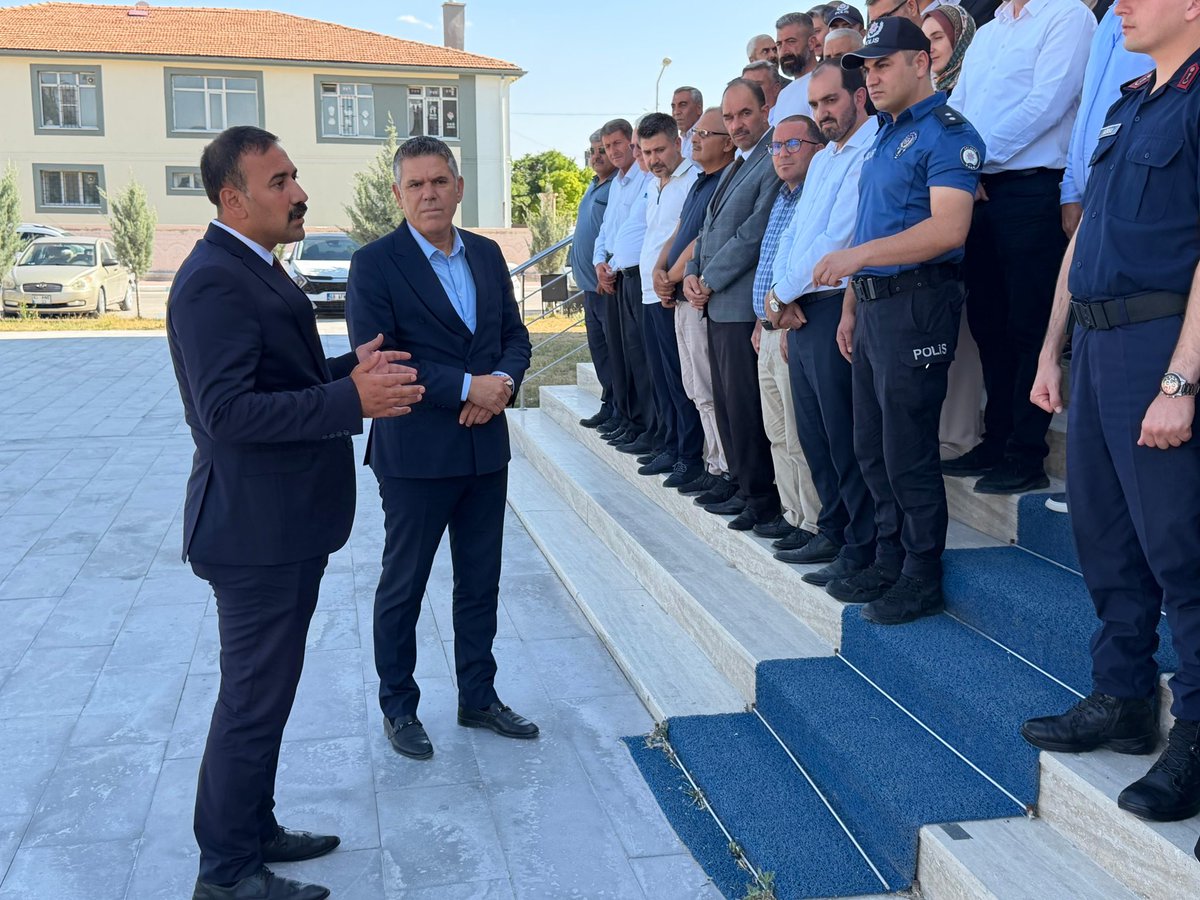 TC_sultanhani's tweet photo. Kaymakamımız Sn. Bilal GÖKSUN, onuruna düzenlenen veda programında Belediye Başkanımız Sn. Fahri SOLAK, kamu kurum müdürlerimiz, kamu kurumlarında çalışan personelimiz, belediye meclis üyelerimiz, belediye personelimiz ve kıymetli hemşehrilerimizle bir araya geldi. https://t.co/38uQ9EEMx9