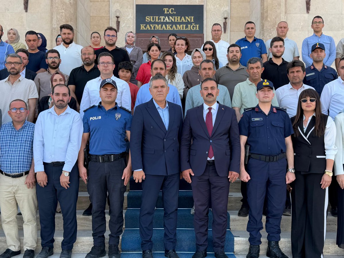 TC_sultanhani's tweet photo. Kaymakamımız Sn. Bilal GÖKSUN, onuruna düzenlenen veda programında Belediye Başkanımız Sn. Fahri SOLAK, kamu kurum müdürlerimiz, kamu kurumlarında çalışan personelimiz, belediye meclis üyelerimiz, belediye personelimiz ve kıymetli hemşehrilerimizle bir araya geldi. https://t.co/38uQ9EEMx9