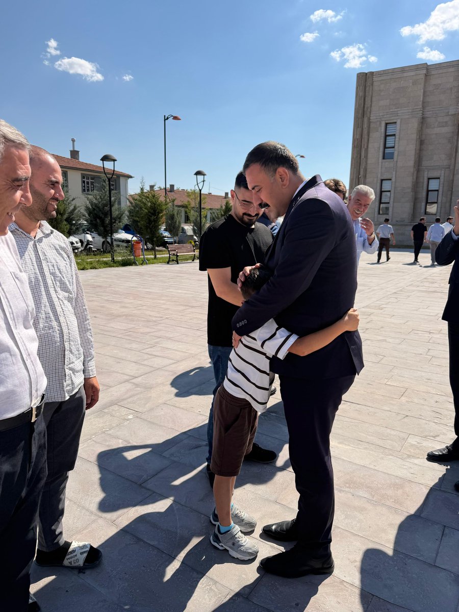 TC_sultanhani's tweet photo. Kaymakamımız Sn. Bilal GÖKSUN, onuruna düzenlenen veda programında Belediye Başkanımız Sn. Fahri SOLAK, kamu kurum müdürlerimiz, kamu kurumlarında çalışan personelimiz, belediye meclis üyelerimiz, belediye personelimiz ve kıymetli hemşehrilerimizle bir araya geldi. https://t.co/38uQ9EEMx9