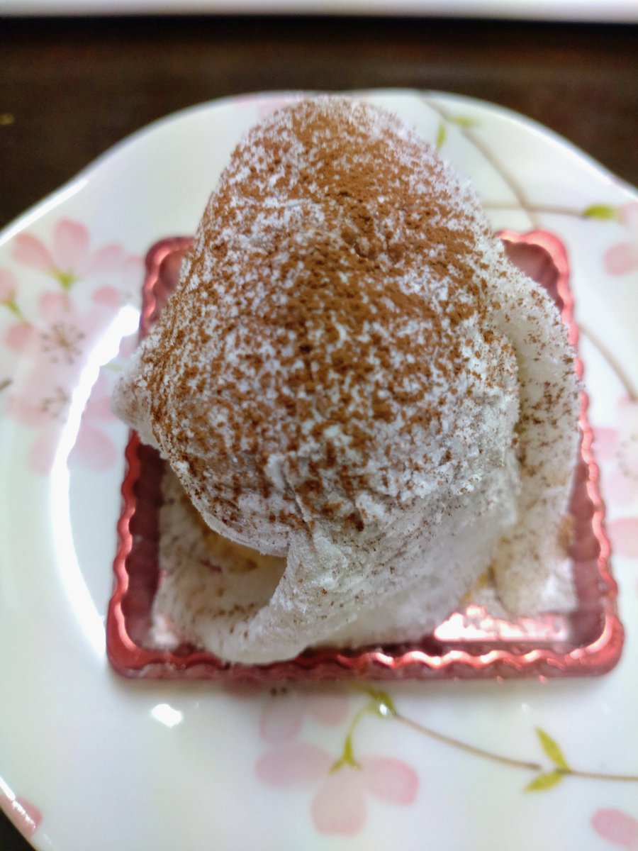 colo2nel1's tweet photo. なんか体調悪いので会社はお休み😫
とりあえずデザートで気分展開😋
バナナのガトーショコラ大福🍰
#PUZO https://t.co/qlZ1Y5Tt4q