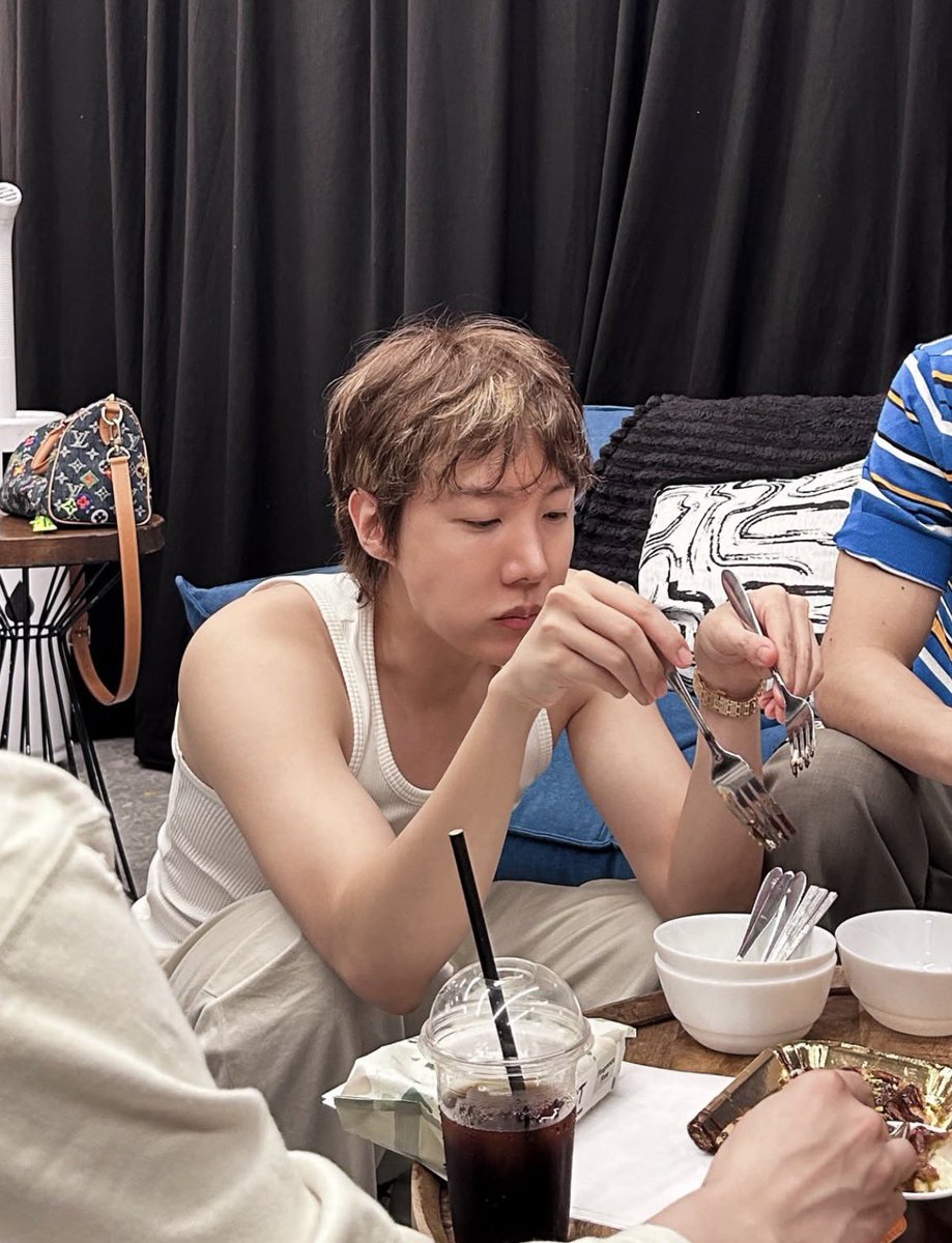 PP_Renki_e's tweet photo. ลูกฉันเหมืินโดนปลุกมานั่งกินข้าวตลอดได้ไง5555555 https://t.co/azYRKWLyTk