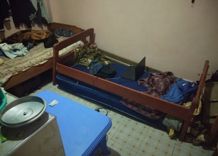 bozgabi's tweet photo. Kuna Roomie wangu ashaivunja bed tukiwa Campus, alilala hapo ndani the whole semester😂😂😂 https://t.co/zLYHYXiekK
