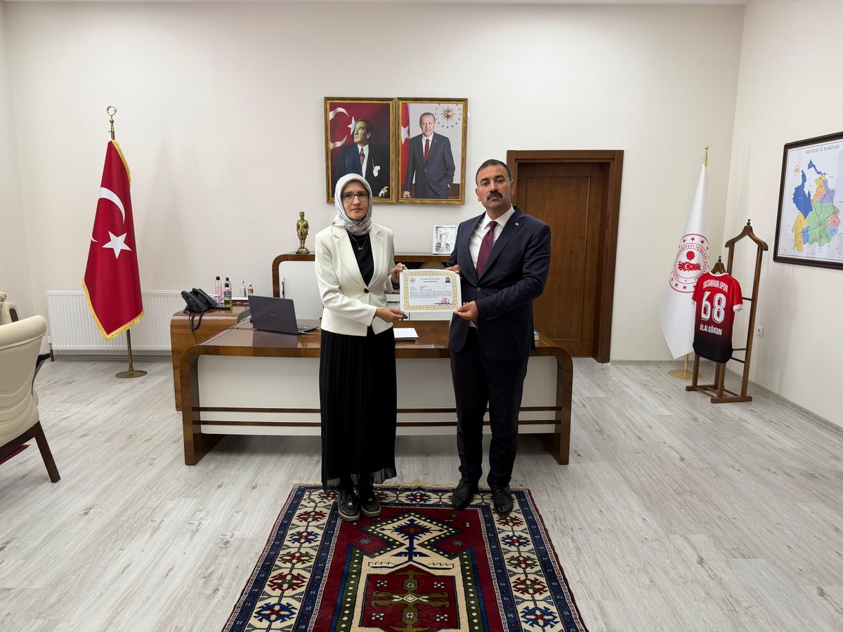 TC_sultanhani's tweet photo. Kaymakamımız Sn.Bilal GÖKSUN, ilçemizde yürütülen kamu hizmetlerine özveriyle katkı sunan kamu kurum müdürlerimiz ile kamu personelimize, göstermiş oldukları başarılı ve gayretli çalışmalar dolayısıyla Başarı Belgesi takdim etti. https://t.co/6T1iPXypI2