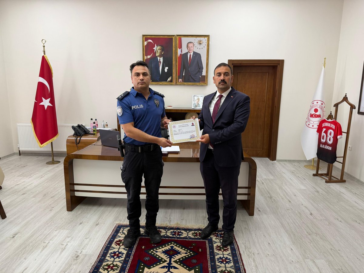 TC_sultanhani's tweet photo. Kaymakamımız Sn.Bilal GÖKSUN, ilçemizde yürütülen kamu hizmetlerine özveriyle katkı sunan kamu kurum müdürlerimiz ile kamu personelimize, göstermiş oldukları başarılı ve gayretli çalışmalar dolayısıyla Başarı Belgesi takdim etti. https://t.co/6T1iPXypI2