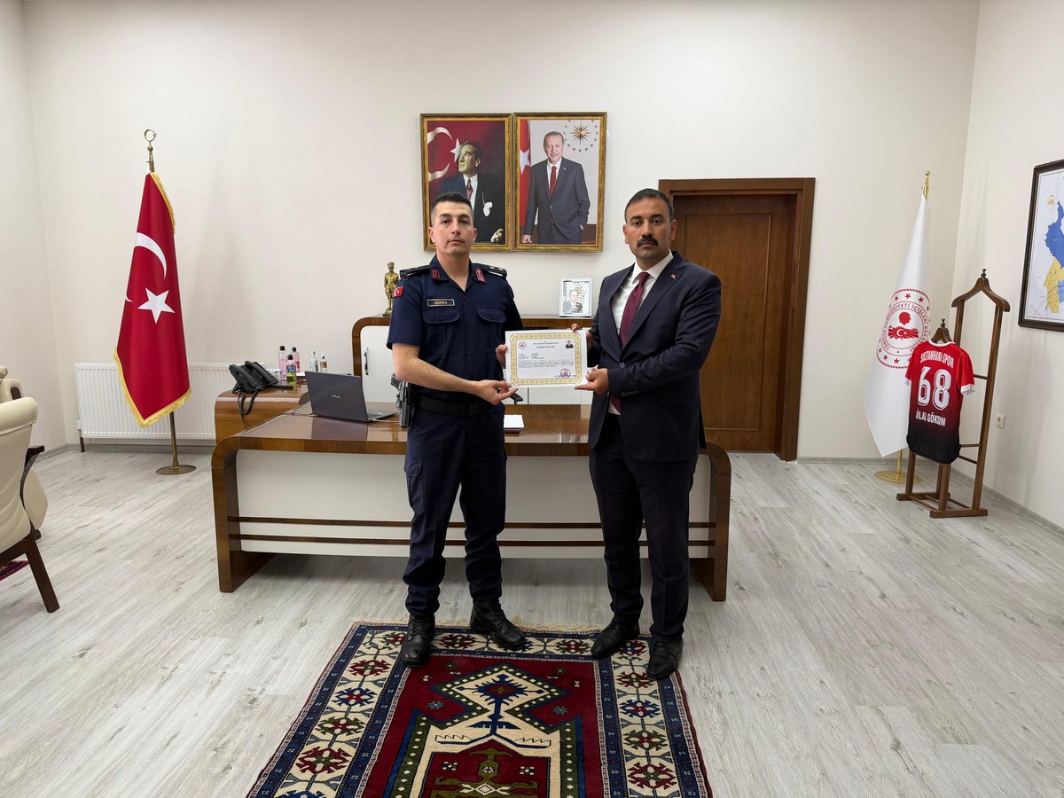 TC_sultanhani's tweet photo. Kaymakamımız Sn.Bilal GÖKSUN, ilçemizde yürütülen kamu hizmetlerine özveriyle katkı sunan kamu kurum müdürlerimiz ile kamu personelimize, göstermiş oldukları başarılı ve gayretli çalışmalar dolayısıyla Başarı Belgesi takdim etti. https://t.co/6T1iPXypI2