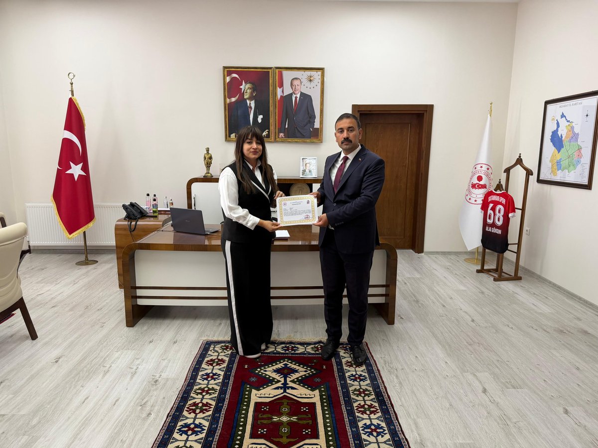 TC_sultanhani's tweet photo. Kaymakamımız Sn.Bilal GÖKSUN, ilçemizde yürütülen kamu hizmetlerine özveriyle katkı sunan kamu kurum müdürlerimiz ile kamu personelimize, göstermiş oldukları başarılı ve gayretli çalışmalar dolayısıyla Başarı Belgesi takdim etti. https://t.co/6T1iPXypI2