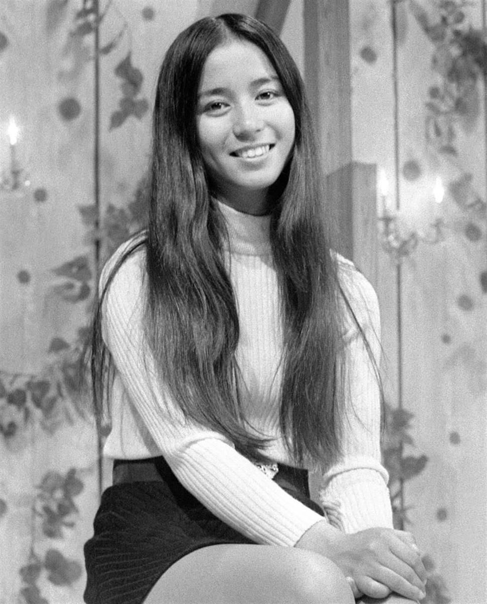 showaaidoru's tweet photo. Happy belated birthday to Minami Saori, also known as Cynthia! Debuting in 1971, she is regarded as one of the first modern Japanese idols. 

Her debut song, 17 Sai, was based on Lynn Anderson’s cover of Rose Garden and was released in 1971. https://t.co/UDx33Q8IPX