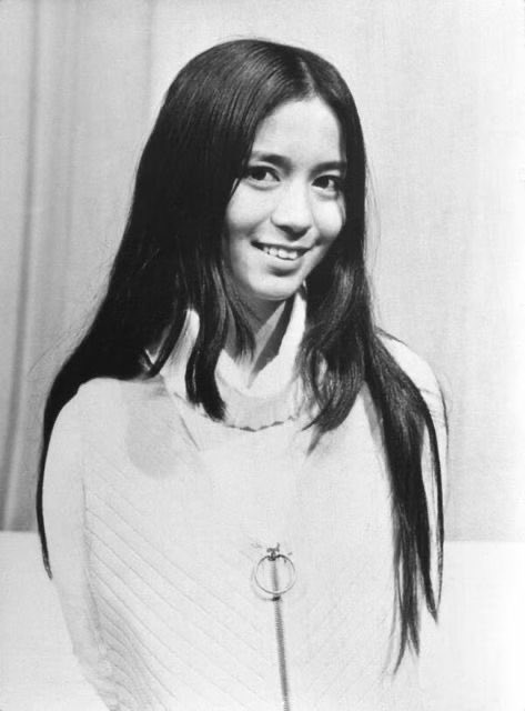 showaaidoru's tweet photo. Happy belated birthday to Minami Saori, also known as Cynthia! Debuting in 1971, she is regarded as one of the first modern Japanese idols. 

Her debut song, 17 Sai, was based on Lynn Anderson’s cover of Rose Garden and was released in 1971. https://t.co/UDx33Q8IPX