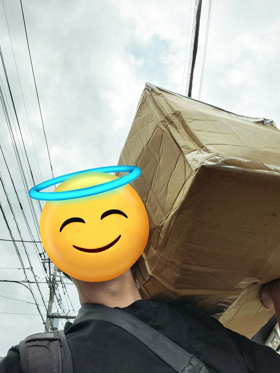 on_soku_jp's tweet photo. 運営P『エッホ…エッホ…徒歩……40分………メンバーに衣装を届けなきゃ………』

(※メンバーに衣装を届けています。近々この衣装でなにかの撮影するかも……？お楽しみに……🚨)

ファン呼称(#パトメイト )
#ぱとぱれ
#PATRIAPAREDE
#アイドル
#プロデューサー って大変 https://t.co/l1HaA1L6VO