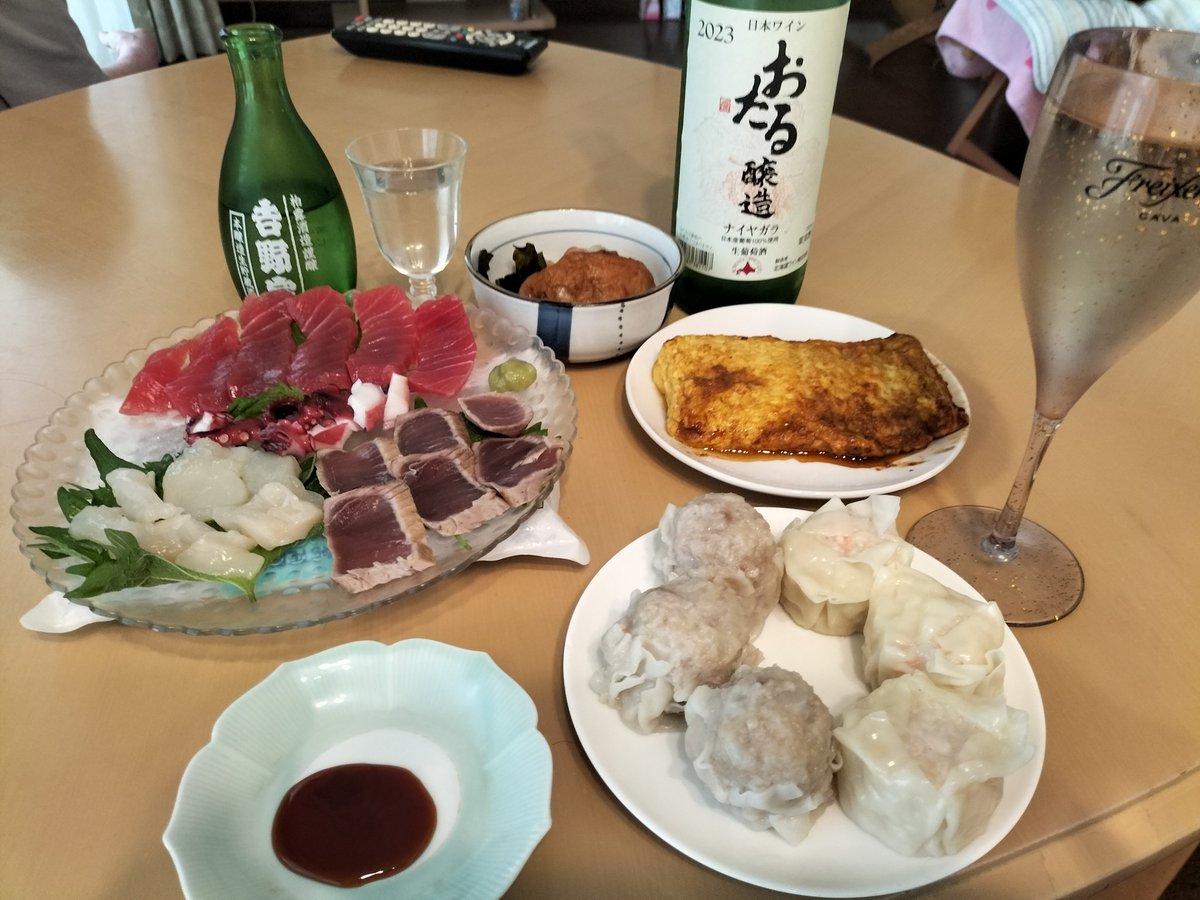 PatrascheTheCat's tweet photo. 先ずはタチバナのシウマイ（10個入り1090円）とみまつ食品のごろっと海老焼売（6個入り321円）を食い比べながらナイヤガラ♪　ちゅかやぱ安い海鮮入りの食いもんはアレだわなあ https://t.co/g8MgVXbEbR