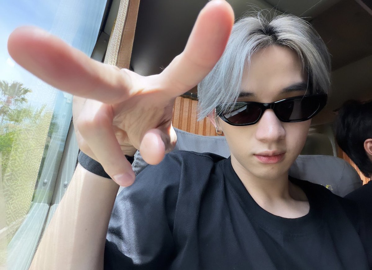 stxxrieluvsu's tweet photo. Hong and his idk pose https://t.co/OVrvOKk7Gi
