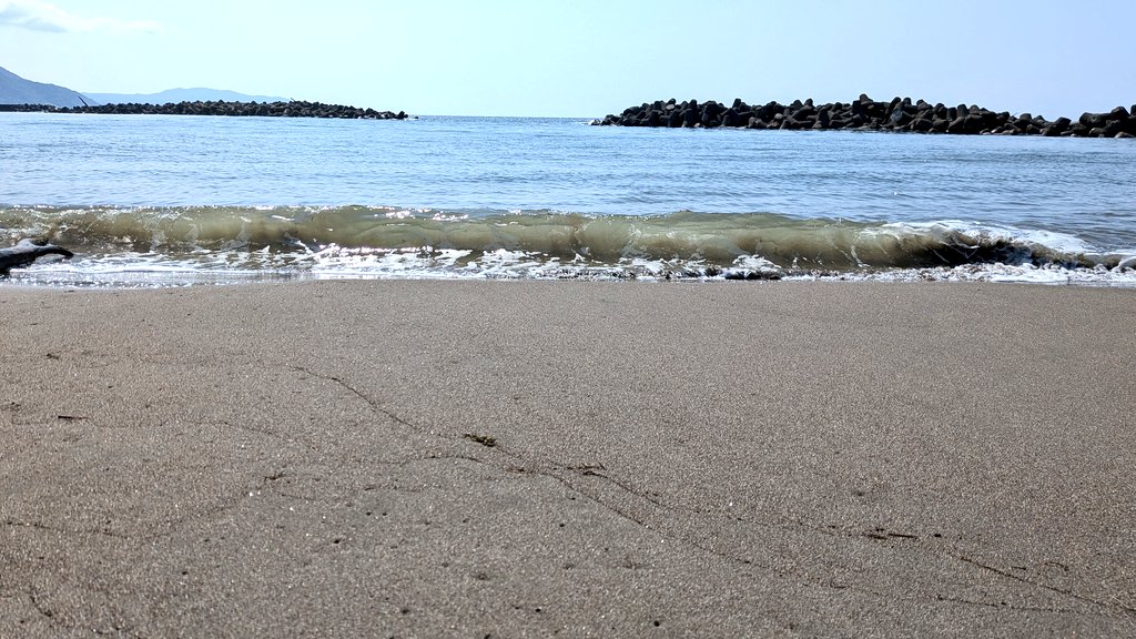 nfy42's tweet photo. 今日も1日お疲れ様!元々は家から5分も歩けば海岸という処に住んでいたけど、久しぶりに海まで行ってきた!昨日は終日雨降り、今日は夏の景色。気持ちが良い☺️
#イマソラ https://t.co/u2ue1LmeP1
