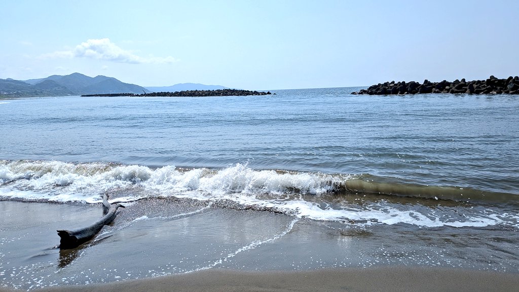 nfy42's tweet photo. 今日も1日お疲れ様!元々は家から5分も歩けば海岸という処に住んでいたけど、久しぶりに海まで行ってきた!昨日は終日雨降り、今日は夏の景色。気持ちが良い☺️
#イマソラ https://t.co/u2ue1LmeP1