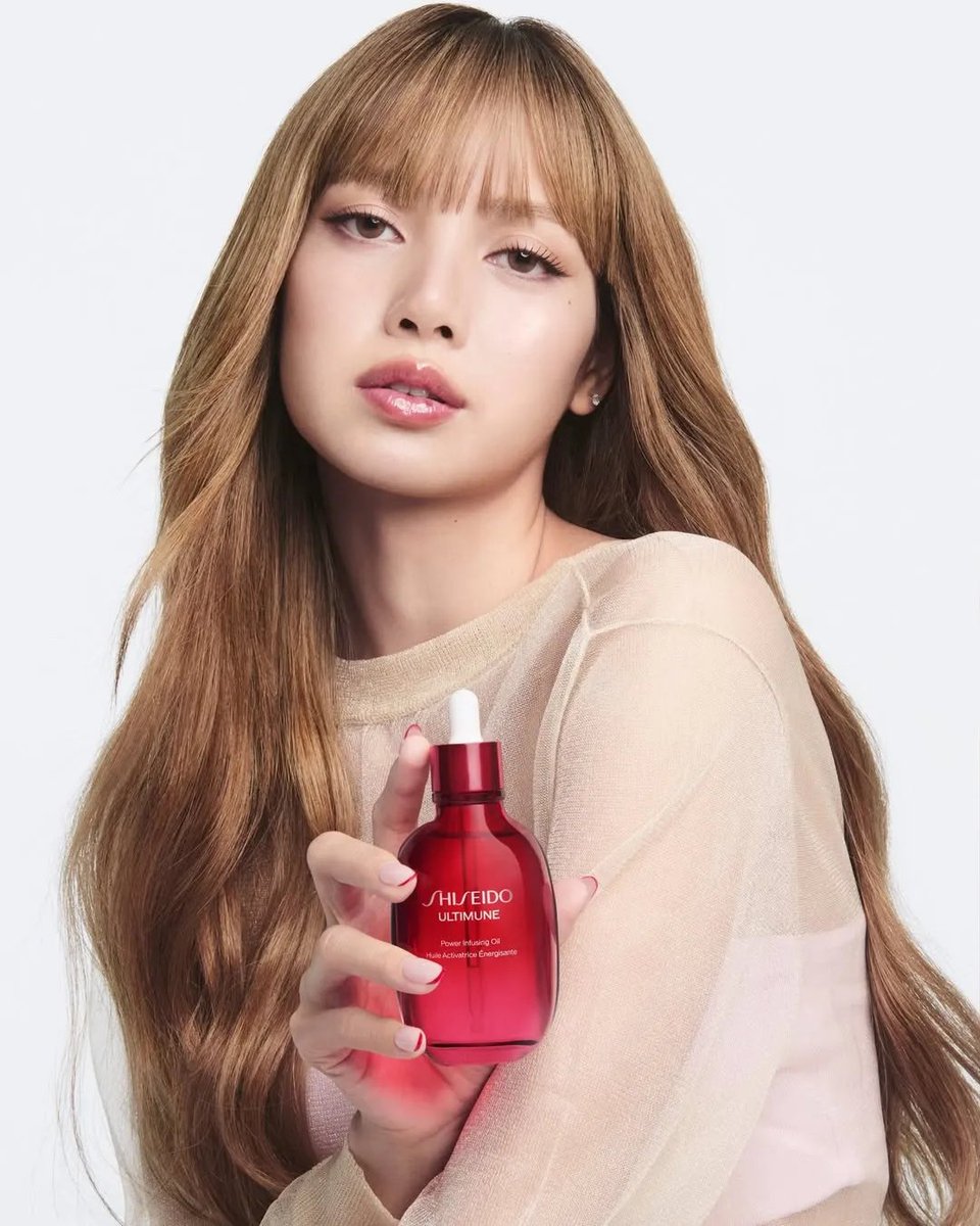 TheePopCore's tweet photo. LISA's Shiseido pop-up event at CentralWorld in Bangkok, Thailand, attracted massive crowds, as fans lined up outside the mall in anticipation of her arrival. https://t.co/7cWmcdGNxa