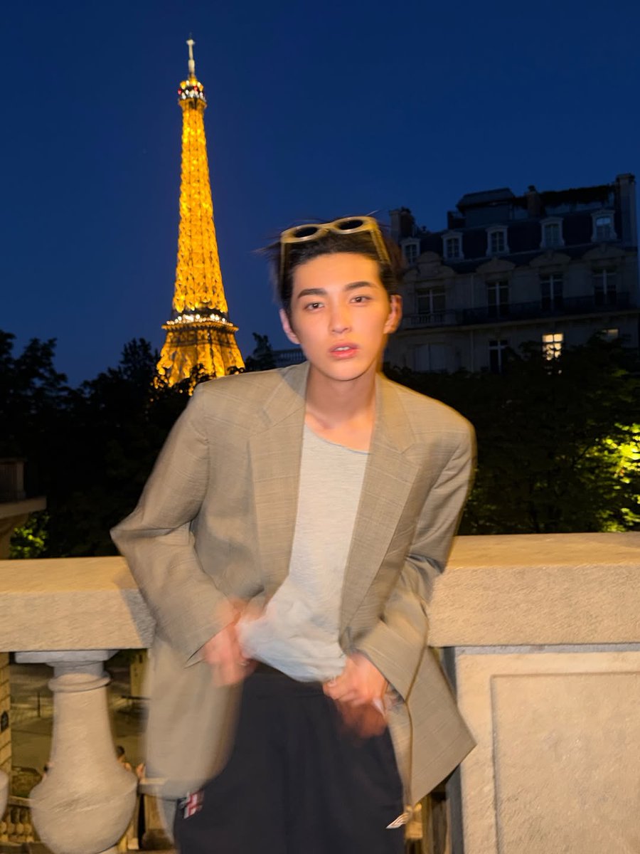 syfachandesu's tweet photo. #keonsuni in Paris https://t.co/iqbKVOwIzS