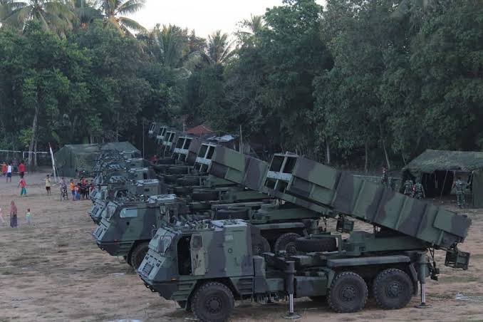 NGuy5145's tweet photo. @Adit30649246 @ownedbygoymatra Mending lu diem aja deh FOMOmiler😹😹 pulang sana ke Thread sama TikTok aowkaowko

Foto 1: MLRS Astros (TNI AD)
Foto 2 &amp; 3: Balistic Missile Khan dari Turkey (TNI AD)
Foto 4: Rudal Khan https://t.co/zzHZygbJe2