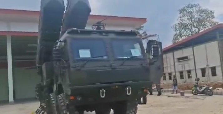 NGuy5145's tweet photo. @Adit30649246 @ownedbygoymatra Mending lu diem aja deh FOMOmiler😹😹 pulang sana ke Thread sama TikTok aowkaowko

Foto 1: MLRS Astros (TNI AD)
Foto 2 &amp; 3: Balistic Missile Khan dari Turkey (TNI AD)
Foto 4: Rudal Khan https://t.co/zzHZygbJe2