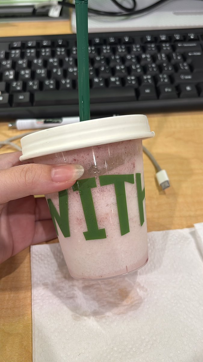 kitieyess's tweet photo. พระราม9 เอกมัยยังไม่ละลายนะคะ ยังเป็นเหล็กอยู่ อร่อยเลยละ #withugurt https://t.co/HTBSddfdds