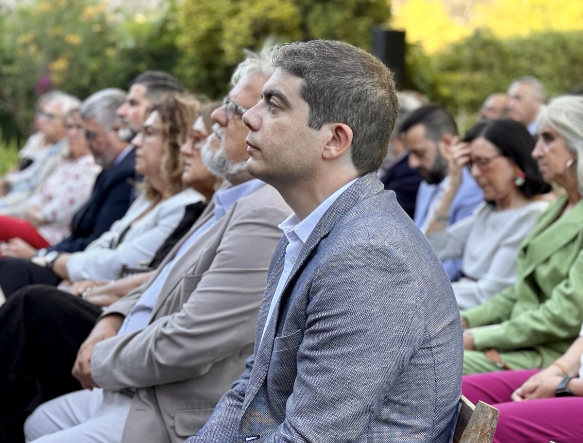 JoseLArcangel's tweet photo. 📰 Un periodista tiene que estar donde ocurre la noticia. Por eso no podía faltar al XIV Premio Manu Leguineche.

💸 La Diputación de Guadalajara ha convertido este premio en una alfombra roja de 8.000 euros para el activista político de turno.

🤡 Desinformadores profesionales dando lecciones contra la desinformación y repartiendo carnés de buen periodismo. Curioso que algunos pontifiquen sobre el oficio sin haber terminado ni la carrera.

🌎 Sermones sobre democracia, llegados desde la Colombia gobernada por el exguerrillero Petro, afortunadamente ya por poco tiempo, mientras se señala como amenaza a todo lo que no se arrodilla ante el consenso progre en Iberoamérica.

📌 En fin, las cosas de las cosas. Y la factura, como siempre, para los guadalajareños.

#Guadalajara #Periodismo #Brihuega