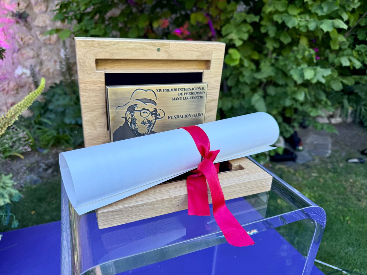 JoseLArcangel's tweet photo. 📰 Un periodista tiene que estar donde ocurre la noticia. Por eso no podía faltar al XIV Premio Manu Leguineche.

💸 La Diputación de Guadalajara ha convertido este premio en una alfombra roja de 8.000 euros para el activista político de turno.

🤡 Desinformadores profesionales dando lecciones contra la desinformación y repartiendo carnés de buen periodismo. Curioso que algunos pontifiquen sobre el oficio sin haber terminado ni la carrera.

🌎 Sermones sobre democracia, llegados desde la Colombia gobernada por el exguerrillero Petro, afortunadamente ya por poco tiempo, mientras se señala como amenaza a todo lo que no se arrodilla ante el consenso progre en Iberoamérica.

📌 En fin, las cosas de las cosas. Y la factura, como siempre, para los guadalajareños.

#Guadalajara #Periodismo #Brihuega