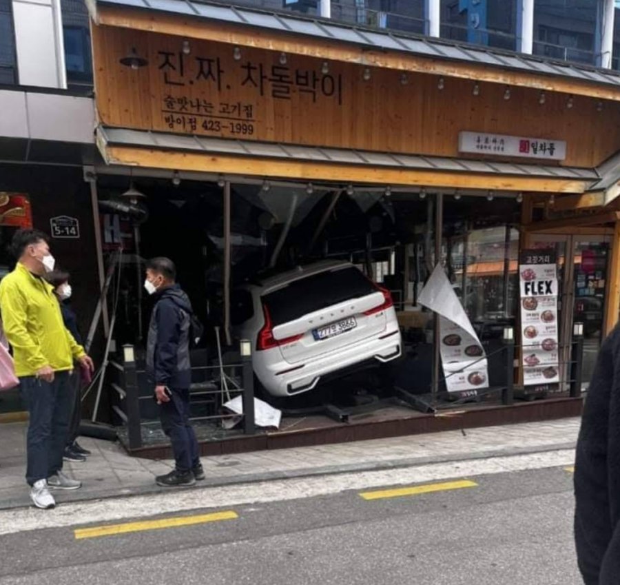 ma_sane39's tweet photo. 매장으로 차가 돌진하는 현상이 요즘유행인듯 ㄷ https://t.co/8jDI2tZASj