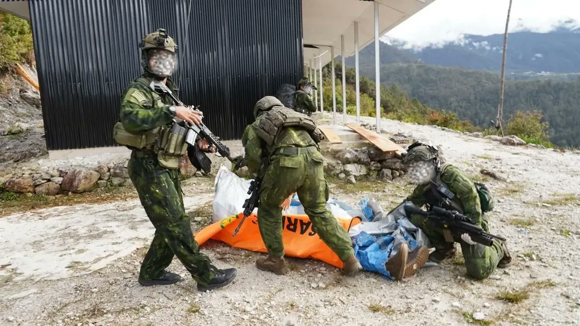 Jatosint's tweet photo. Indonesian military recovered and evacuated the body of American pilot, Nicholas F. Goselin, who was executed by Armed Criminal/Separatist Group (KKB/OPM) in Papua yesterday (2/7)

📸TNI https://t.co/Isy6hC22n2