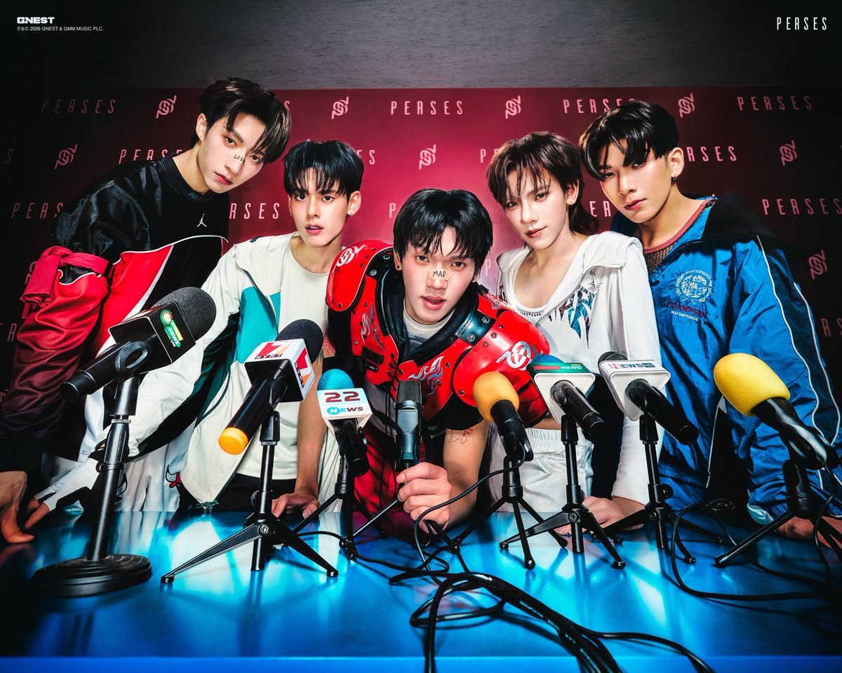 tpopupdate's tweet photo. PERSES เปิดเกมสุดเดือดใน “ไม่แพ้ใคร (Hotter than ur X)” ดึง URBOYTJ ร่วมโปรดิวซ์ครั้งแรก

PERSES (เพอร์เซส) กลับมาปล่อยพลังความมั่นผ่านซิงเกิลใหม่ “ไม่แพ้ใคร (Hotter than ur X)” เพลงรักจังหวะสนุกที่เปรียบความรักเป็นเหมือนการแข่งขัน พร้อมได้ URBOYTJ มารับหน้าที่โปรดิวซ์และร่วมแต่งเนื้อร้องให้กับวงเป็นครั้งแรก เติมสีสันใหม่ทั้งซาวด์ดนตรีและคาแรกเตอร์ของ PERSES ให้กวน เท่ และมั่นใจยิ่งกว่าเดิม

เพลงมาพร้อมกลิ่นอาย Electropop ผสม Pop Dance ยุคมิลเลนเนียม และซาวด์ Early EDM ที่ชวนโยกตั้งแต่ครั้งแรกที่ได้ฟัง ก่อนส่งต่อความมั่นผ่านท่อนฮุกติดหู “ถ้าแข่งกันเรื่องความรัก ฉันคงจะเก่งไม่แพ้ใคร” ที่สะท้อนมุมมองความรักของคนที่พร้อมพิสูจน์ตัวเอง เพราะชัยชนะในเกมหัวใจไม่ได้วัดกันที่การเอาชนะใคร แต่วัดกันที่ความจริงใจ

ในส่วนของท่าเต้น เรียกว่า สมศักดิ์ศรีวงเพอร์ฟอร์แมนซ์ตัวรันวงการ T-POP จัดเต็มด้วยเพอร์ฟอร์แมนซ์สุดดุเดือด ผ่านท่าเต้นที่มีความแข็งแรง พร้อมเพรียง และได้แรงบันดาลใจจากการแข่งขันกีฬา พร้อมไฮไลต์เบรกแดนซ์สุดเท่ที่เพิ่มความเร้าใจ 

ความสนุกยังต่อเนื่องในมิวสิกวิดีโอ ที่ทั้ง 5 หนุ่มต้องเข้าสู่เกมการแข่งขันที่ถูกกำหนดโดย “ถ้วยไฟ” ปริศนา ก่อนถูกส่งไปดวลกับคู่แข่งตัวจริงจากหลากหลายกีฬา เริ่มจาก กฤติน ปะทะ ปิงปอง ธงชัย ในอเมริกันฟุตบอล, จั๋ง ดวลบาสเกตบอลกับ จูเนียร์ เอเจสุ นักบาสทีมชาติไทย, เน แข่งขัน HYROX กับ เซน จาก Paper Planes, ปลั๊กกี้ ประชันฟันดาบกับ คริส ALALA และ ปาล์ม ที่ต้องลงแข่งวิ่งกับ Steve Lim ผู้ร่วมก่อตั้ง Sabai Run Club

เนื้อหาใน MV จะถูกดึงเข้าสู่เกมการแข่งขันในมิวสิควิดีโอที่ถูกกำหนดแมตช์การแข่งขันโดย “ถ้วยไฟ” ปริศนา ที่ทุกคนจะถูกส่งไปดวลกับคู่แข่งตัวจริงจากหลากหลายประเภทกีฬา ใครอยากรู้ว่า หนุ่มๆ จะถูกส่งไปแข่งกับใคร และพวกเขาจะฝ่าฟันบททดสอบจากคู่แข่งตัวจริงได้หรือไม่ ติดตามรับชม Music Video “ไม่แพ้ใคร (Hotter than ur X)” ได้แล้ววันนี้ทาง YouTube : PERSES Official และทุกแพลตฟอร์มสตรีมมิง

#TPOP #TpopUpdate
#PERSES_ไม่แพ้ใครMV 
#PERSES_ไม่แพ้ใคร 
#PERSES #PERSES_TH #GNEST