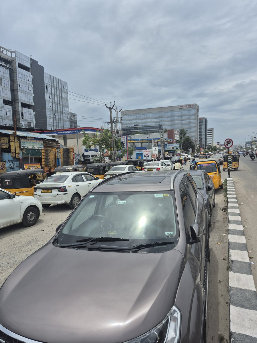 DavidManohar7's tweet photo. 24x7 Vehicles parked on the service road, on Radial Road, Pallavaram. Cranes, Poclain, JCB, cars lined up for CNG filling, Visitors vehicles of Embassy Tech Park are all causing inconvenience, &amp;  forcing wrong side driving.  @CMOTamilnadu @tnpdial100 @COPTBM https://t.co/BTqE6rwX2s