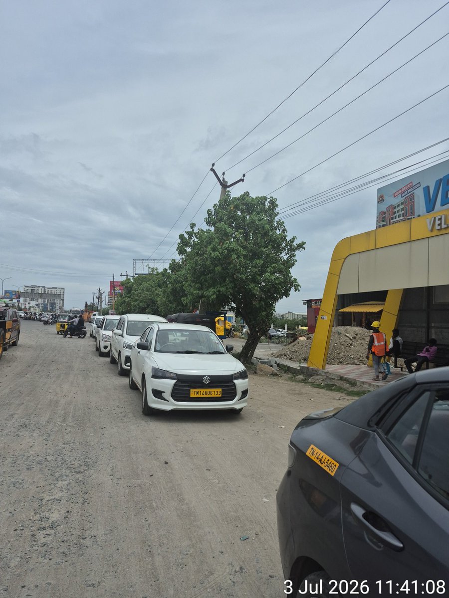 DavidManohar7's tweet photo. 24x7 Vehicles parked on the service road, on Radial Road, Pallavaram. Cranes, Poclain, JCB, cars lined up for CNG filling, Visitors vehicles of Embassy Tech Park are all causing inconvenience, &amp;  forcing wrong side driving.  @CMOTamilnadu @tnpdial100 @COPTBM https://t.co/BTqE6rwX2s