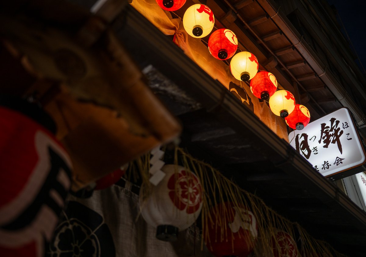 kyotocitykoho's tweet photo. 祇園祭が始まった宵の街の様子を📷
 
赤と白の提灯と「コンチキチン」の祇園囃子から、京都の夏の訪れを感じます🏮
この季節ならではの風景をお楽しみください。
（広報担当撮影） https://t.co/zoMI6lTCjH