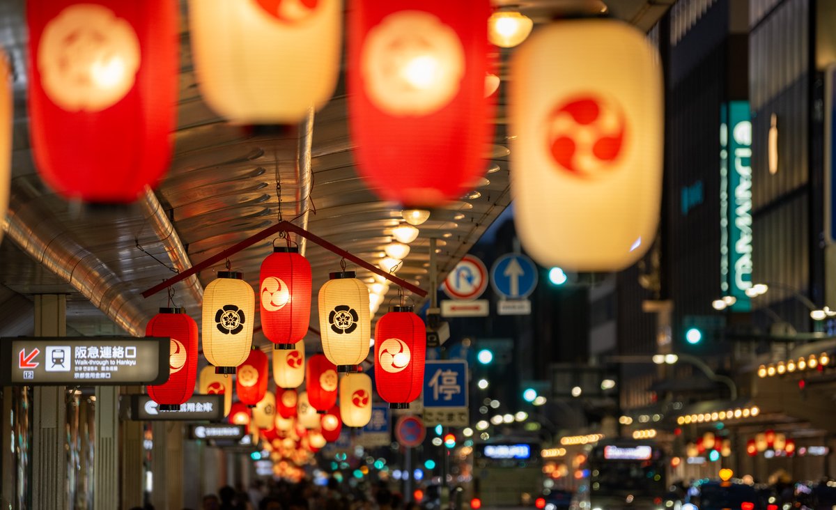 kyotocitykoho's tweet photo. 祇園祭が始まった宵の街の様子を📷
 
赤と白の提灯と「コンチキチン」の祇園囃子から、京都の夏の訪れを感じます🏮
この季節ならではの風景をお楽しみください。
（広報担当撮影） https://t.co/zoMI6lTCjH