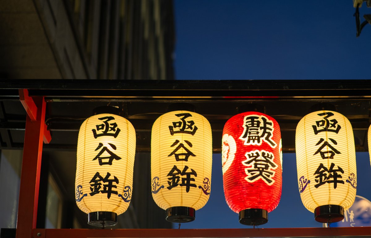 kyotocitykoho's tweet photo. 祇園祭が始まった宵の街の様子を📷
 
赤と白の提灯と「コンチキチン」の祇園囃子から、京都の夏の訪れを感じます🏮
この季節ならではの風景をお楽しみください。
（広報担当撮影） https://t.co/zoMI6lTCjH