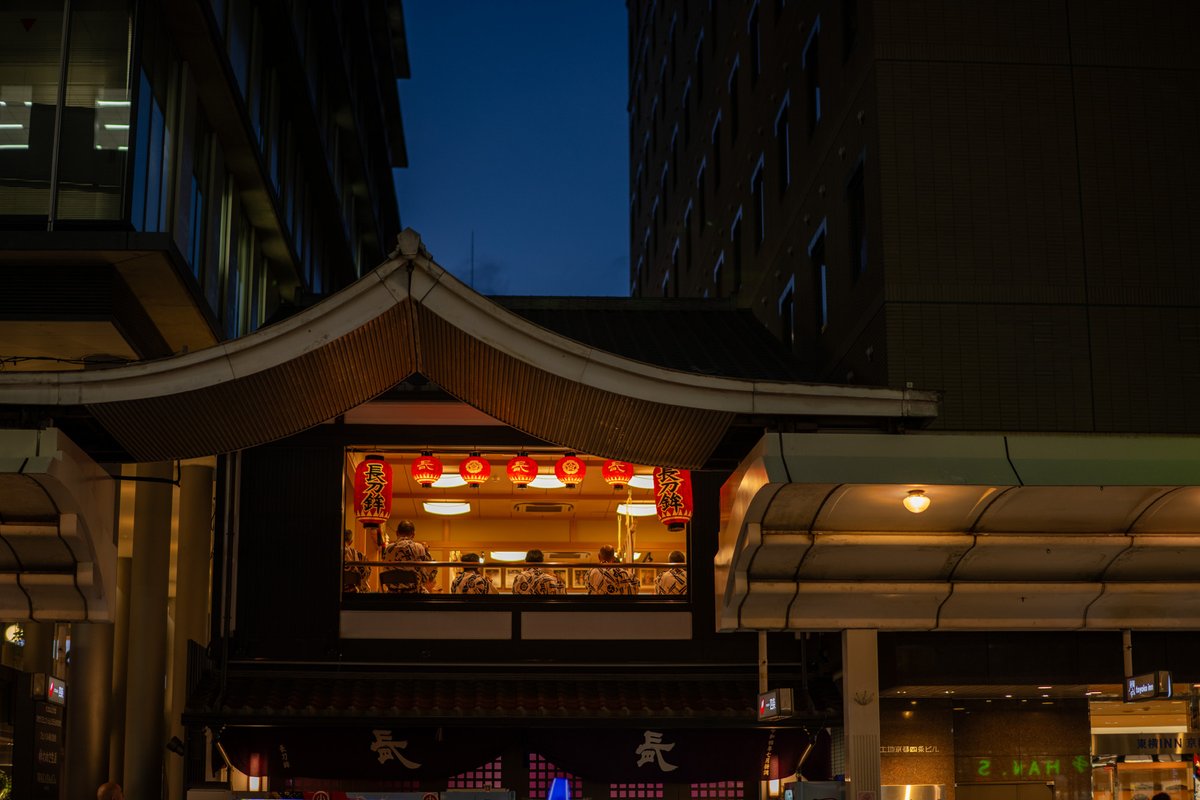 kyotocitykoho's tweet photo. 祇園祭が始まった宵の街の様子を📷
 
赤と白の提灯と「コンチキチン」の祇園囃子から、京都の夏の訪れを感じます🏮
この季節ならではの風景をお楽しみください。
（広報担当撮影） https://t.co/zoMI6lTCjH