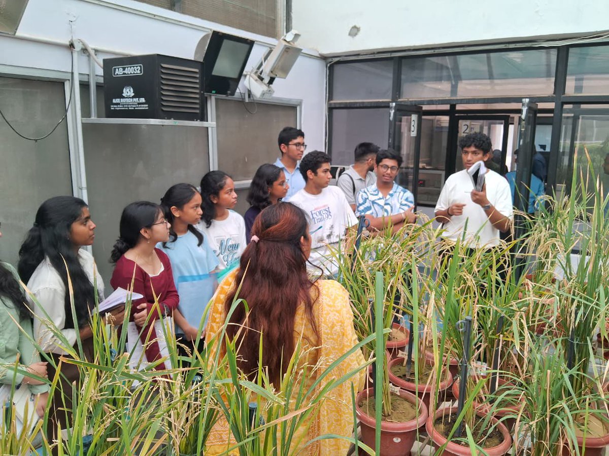 ICGEBNewDelhi's tweet photo. Inspiring Young Minds !
@ICGEBNewDelhi  was pleased to host 26 student winners of the #ŚāstraPratibhā Contest from Indian schools in Oman during an educational visit organised by the #ScienceIndiaForum (SIF) & @Vibha_India .
The students explored #ICGEB’s advanced research facilities, including the Tissue Culture Laboratory & Greenhouse, Biofoundry, and Algal Bioreactor, and interacted with researchers to gain first-hand insights into cutting-edge biotechnology and scientific research. The visit fostered scientific curiosity & encouraged the students to pursue innovation and research as future career pathways.
#ICGEB #ScienceOutreach #STEM #Biotechnology #YoungMinds #VIBHA_India #MEA_India #ScienceEducation