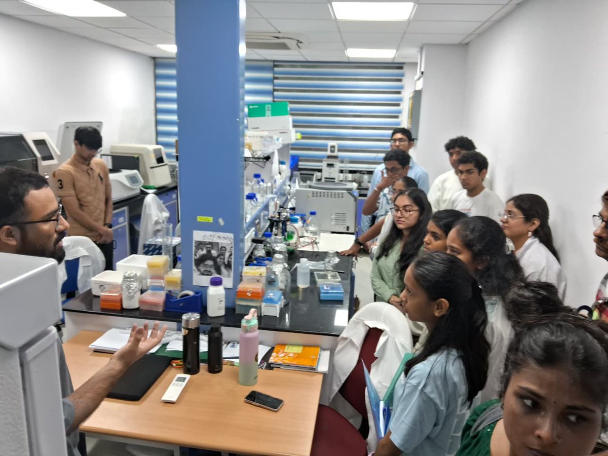 ICGEBNewDelhi's tweet photo. Inspiring Young Minds !
@ICGEBNewDelhi  was pleased to host 26 student winners of the #ŚāstraPratibhā Contest from Indian schools in Oman during an educational visit organised by the #ScienceIndiaForum (SIF) & @Vibha_India .
The students explored #ICGEB’s advanced research facilities, including the Tissue Culture Laboratory & Greenhouse, Biofoundry, and Algal Bioreactor, and interacted with researchers to gain first-hand insights into cutting-edge biotechnology and scientific research. The visit fostered scientific curiosity & encouraged the students to pursue innovation and research as future career pathways.
#ICGEB #ScienceOutreach #STEM #Biotechnology #YoungMinds #VIBHA_India #MEA_India #ScienceEducation