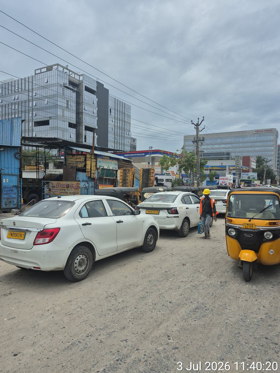 DavidManohar7's tweet photo. 24x7 Vehicles parked on the service road, on Radial Road, Pallavaram. Cranes, Poclain, JCB, cars lined up for CNG filling, Visitors vehicles of Embassy Tech Park are all causing inconvenience, &amp;  forcing wrong side driving.  @CMOTamilnadu @tnpdial100 @COPTBM https://t.co/BTqE6rwX2s