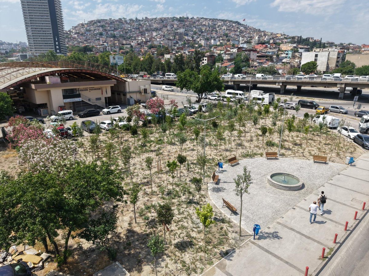 izmirbld's tweet photo. Kemer’de uzun yıllar atıl durumda kalan alanı mikro orman projesi kapsamında yeniden düzenledik. 127 ağaç ve 2 bini aşkın bitkiyi toprakla buluşturarak kentimize yeni bir yeşil alan kazandırdık. 

Dinlenme alanları ve süs havuzuyla tamamlanan düzenleme, bölgenin yeşil dokusunu güçlendirecek. Kentimizde doğayla uyumlu yaşam alanlarını artırmak için çalışmalarımızı sürdürüyoruz.