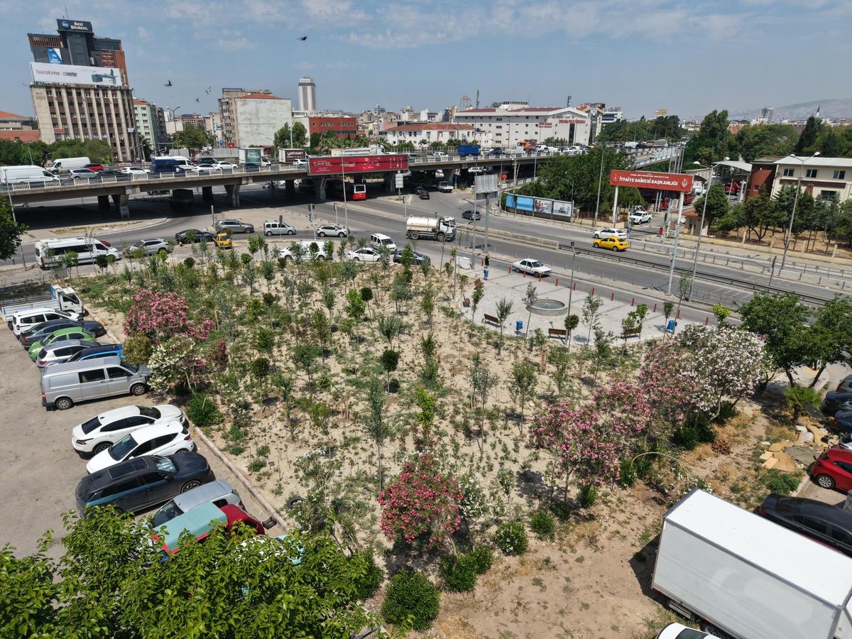 izmirbld's tweet photo. Kemer’de uzun yıllar atıl durumda kalan alanı mikro orman projesi kapsamında yeniden düzenledik. 127 ağaç ve 2 bini aşkın bitkiyi toprakla buluşturarak kentimize yeni bir yeşil alan kazandırdık. 

Dinlenme alanları ve süs havuzuyla tamamlanan düzenleme, bölgenin yeşil dokusunu güçlendirecek. Kentimizde doğayla uyumlu yaşam alanlarını artırmak için çalışmalarımızı sürdürüyoruz.