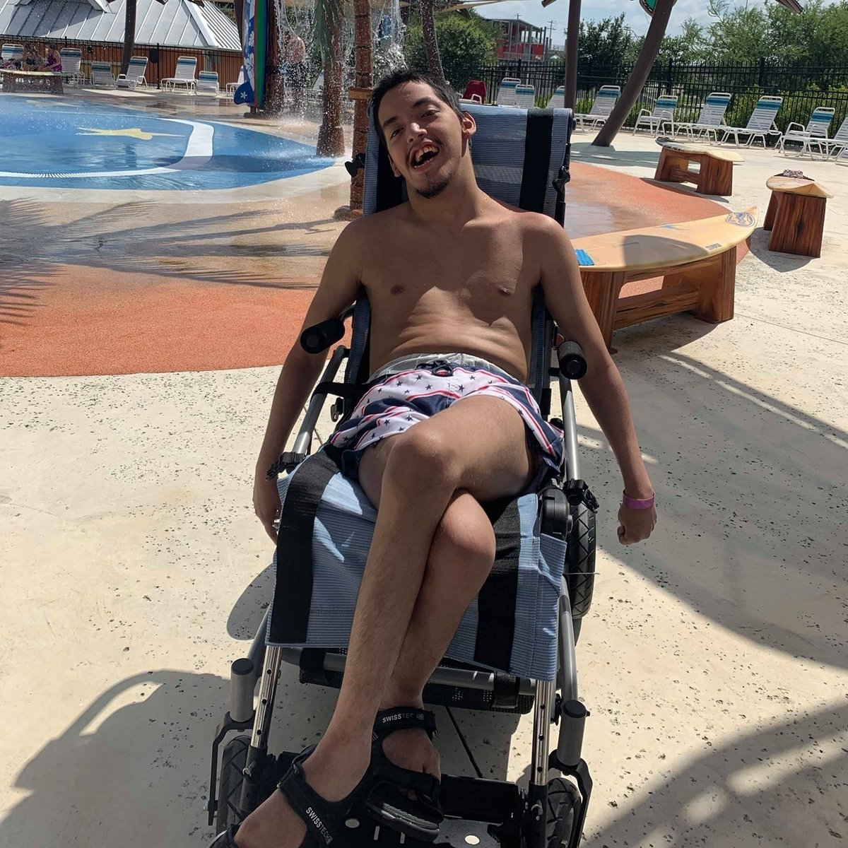 AbeChivas's tweet photo. @Soylolofvg9 Yo y do you want to meet me in the mall than we can kiss and make out https://t.co/SDRe9QfVss