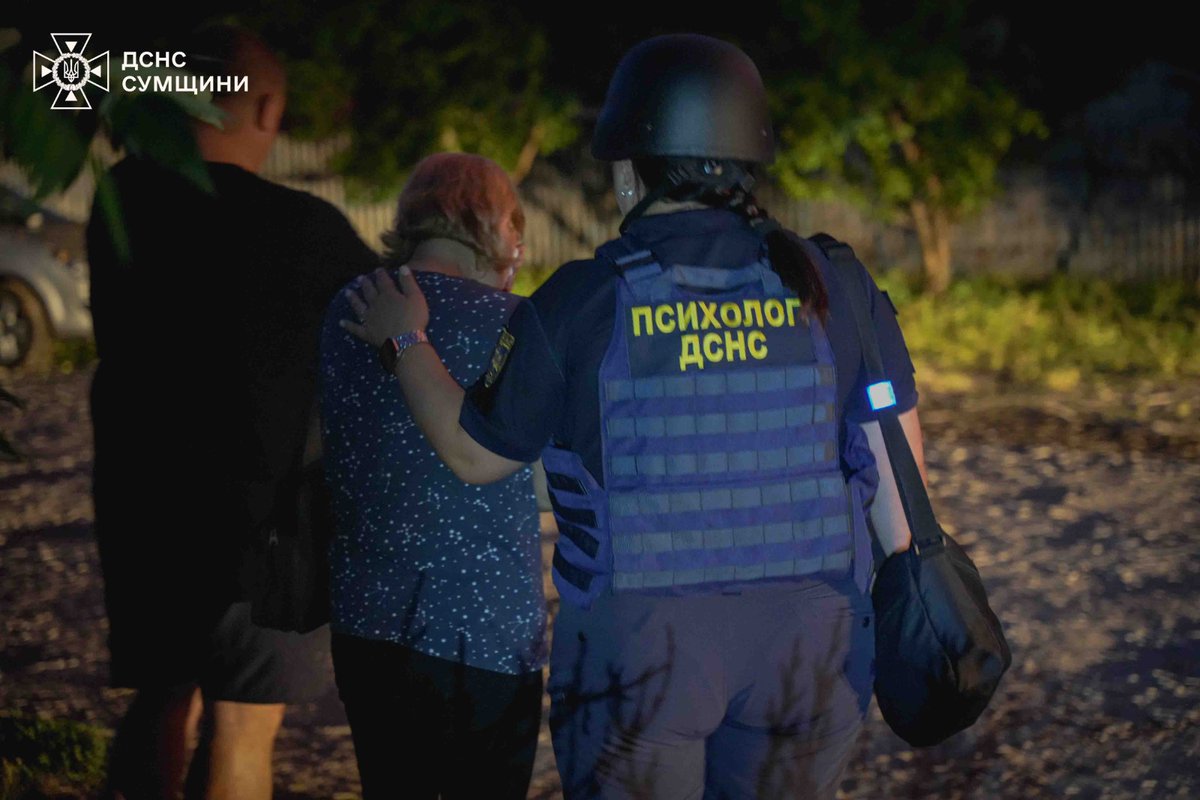 SESU_UA's tweet photo. #Сумщина: 4 людини, з них 1 дитина, загинули в Ромнах через удар БпЛА рф. Дрон влучив в одноповерховий багатоквартирний будинок. Спалахнула пожежа, яку рятувальники ліквідували під ранок.  На місці події також працювали психологи ДСНС. Кількість постраждалих уточнюється. https://t.co/zR0cfYwFvP