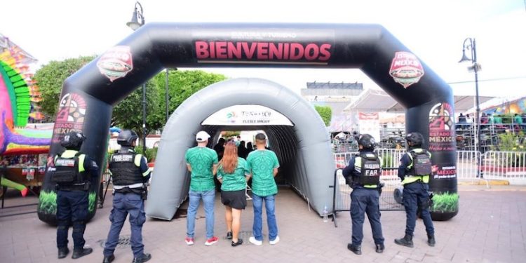 h_conexion's tweet photo. 🔴 #AlMomento |  ⚽ La #SSEM informó que mantendrá dispositivos de seguridad en espacios públicos durante las transmisiones de los partidos de la #SelecciónMexicana 👮‍♂️ No te lo pierdas, profundiza en el tema aquí👇

https://t.co/Fw7yTKciku https://t.co/gGcrQqiYLA