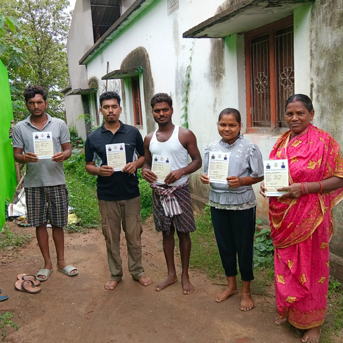 CSOAngul's tweet photo. Distribution of Chief Minister Annapurna Yojana(CMAY) cards &amp; Rice to beneficiaries at various FPSs in Angul District. #cmo,#oscsc,
@Food_Odisha
,
@CMO_Odisha
@PMOIndia
,
@IPR_Odisha https://t.co/HQjU3d3QYs