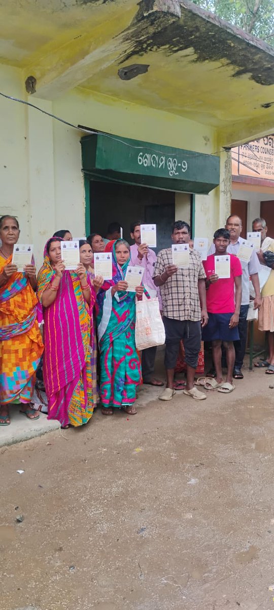 CSOAngul's tweet photo. Distribution of Chief Minister Annapurna Yojana(CMAY) cards &amp; Rice to beneficiaries at various FPSs in Angul District. #cmo,#oscsc,
@Food_Odisha
,
@CMO_Odisha
@PMOIndia
,
@IPR_Odisha https://t.co/HQjU3d3QYs