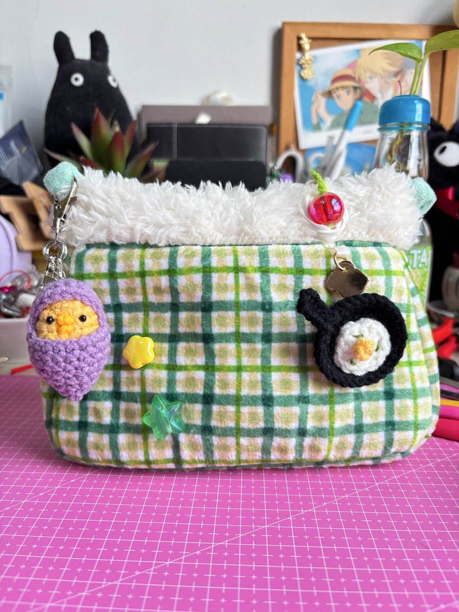 riuploot's tweet photo. Crochet + mini bag, bakal kita jual semua di biggledot besok. Jujur banyak sekali rintangannya. Dari pesan print packaging ternyata grab motornya rusak, pas di ambil ternyata barangnya kurang.

Pesan plastik opp shopee hrsnya sampe tanggal 26 tapi sampe sekarang belom sampe https://t.co/fr5pmJfl2T