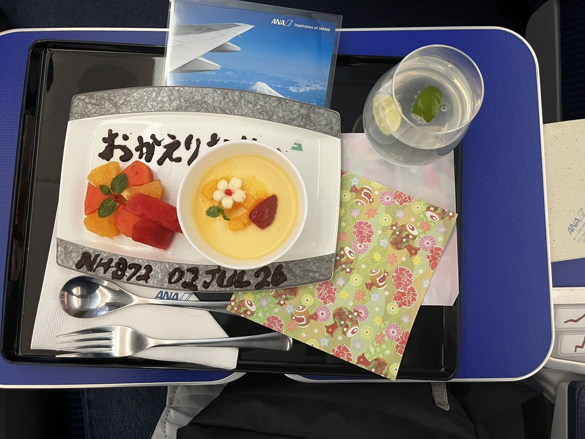 tamatune2011's tweet photo. 本日が日本へ本帰国の日
機内でそんなお話したらCAさん達がお祝いしてくれました。嬉しい記念日になりました。 #ANA👍 https://t.co/9ovSz3GzdD