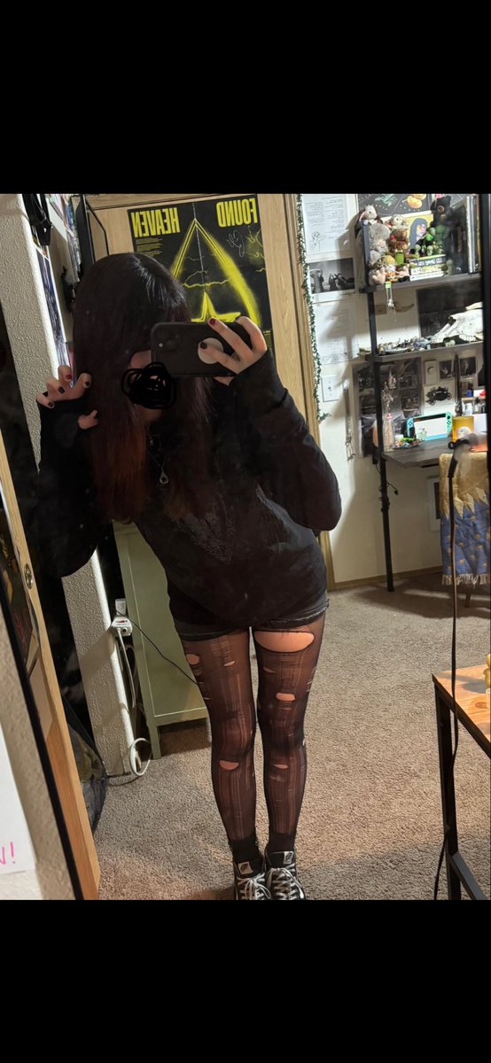 Mel_k1111's tweet photo. I didn’t realize there was actually kind of.. a difference? 
October 2025- June 2026
The last pic is a ss from a vid bc all my body checks r naked now 💀
This is over a 20lb difference https://t.co/QmZCpFxJpo