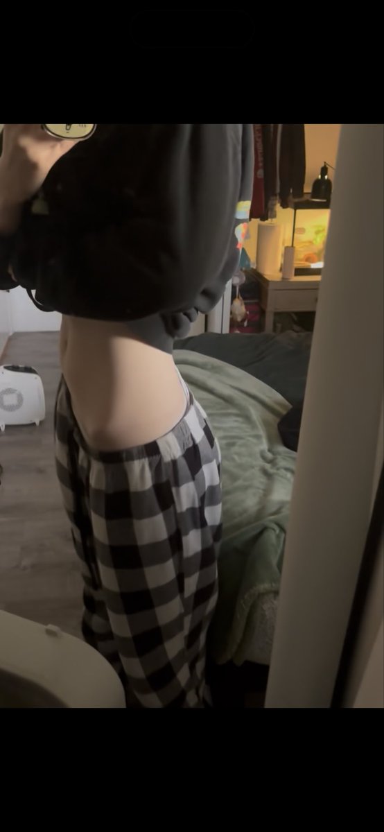 Mel_k1111's tweet photo. I didn’t realize there was actually kind of.. a difference? 
October 2025- June 2026
The last pic is a ss from a vid bc all my body checks r naked now 💀
This is over a 20lb difference https://t.co/QmZCpFxJpo